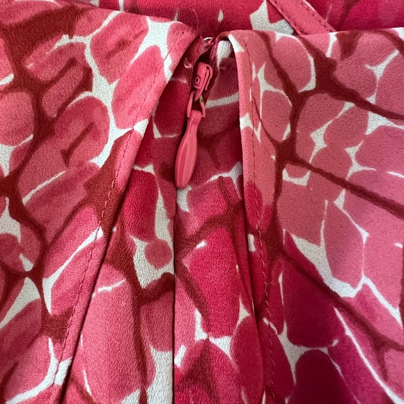 White House Black Market top.  Size XL.  100% polyester. - Picture 5 of 6